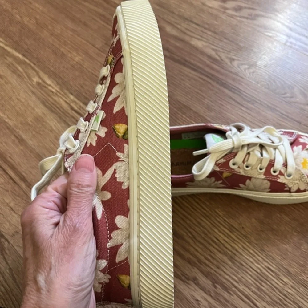 Cariuma love floral
